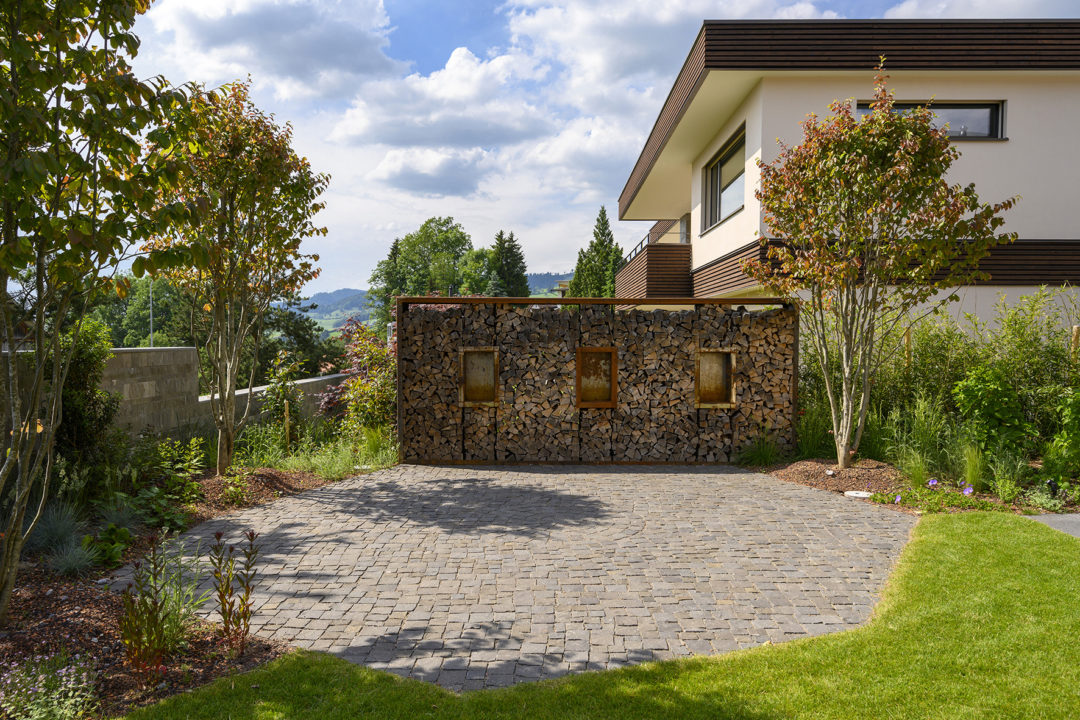 Wohn-Geschäftshaus Axanova Uetliburg Aussenansicht_7 Gartensitzplatz mit Sichtschutz