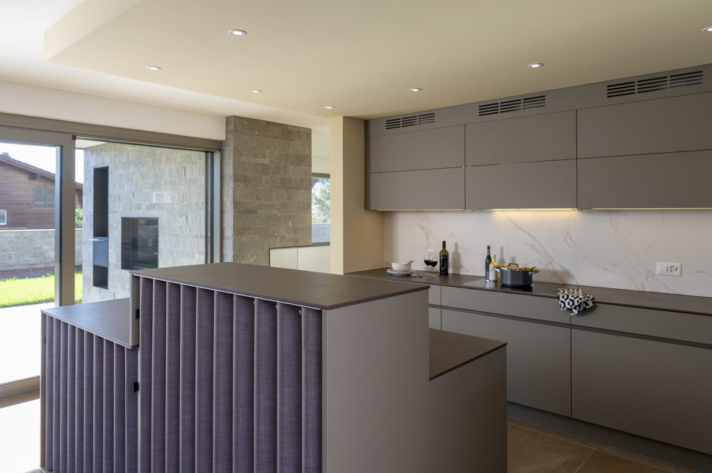 Wohn-und Geschäftshäuser-Ottenhofenstrasse 33-35-37-MO-Architektur-Uznach-Linthgebiet-Ostschweiz-Küche mit Thut Küche mit Thut-Vorhang